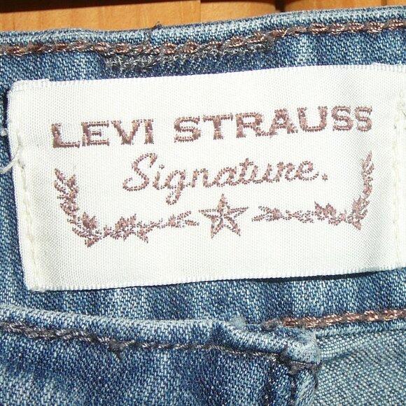 Levi Strauss Signature Womans Size 12 Blue Faded Stretch Cropped Pants Capris - Picture 2 of 4